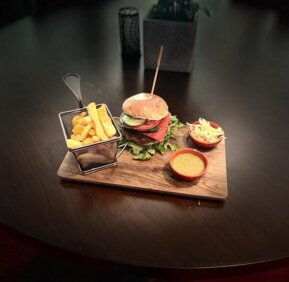 Burger vom Restaurant Drei Meter über dem Main