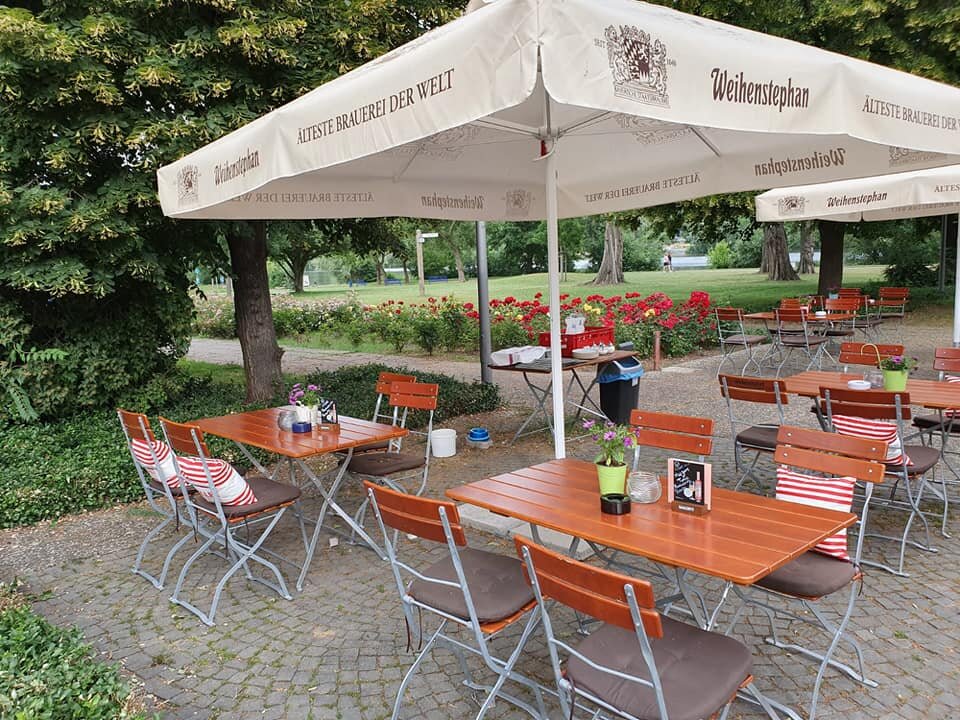 Terrasse der Pizzeria Drei Meter über dem Main in Hattersheim